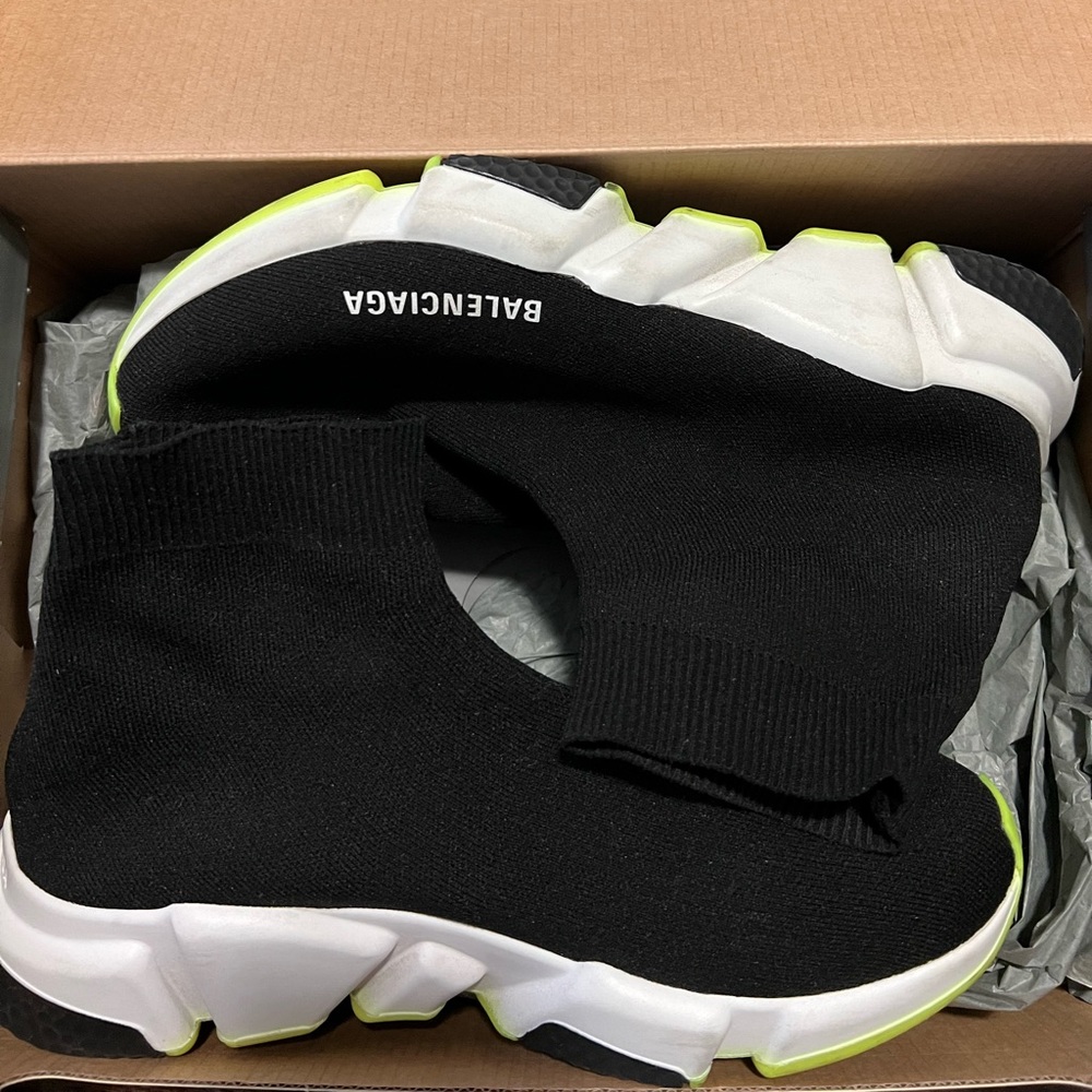 Worn sneakers a couple of times very good condition can be cleaned easily